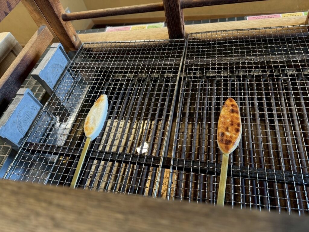 松カマの愛称の蒲鉾を焼いているところです
