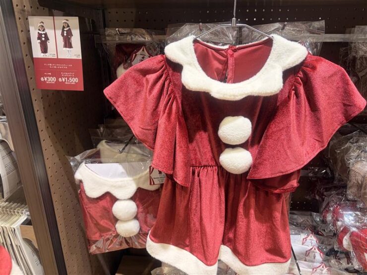 スリーコインズの子供用サンタコスチューム